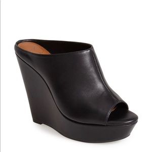 Jessica Simpson Lovell wedge in black. Size 6.